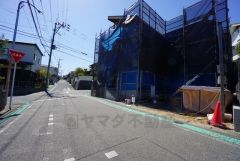 現地（2026年4月8日）撮影。ゆったりとした6ｍ幅の道路をはさんでいることで陽射しを遮られることなくとても明るいです。