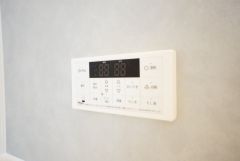 湯量・湯温の設定、そして保温までワンタッチのフルオートバス。便利な追い炊き機能付きです。
