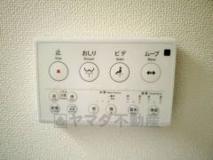 壁リモコンタイプのウォシュレット付き。すっきりした見た目で、トイレ奥の掃除もしやすいです。