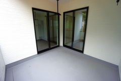 広々としたバルコニー＾＾天気のいい日にはお布団もまとめて干せそうですね＾＾ 陽当たり、風通し良好です＾＾