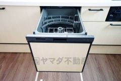 食後の時間にゆとりを与えてくれる食器洗い乾燥機。操作ボタンも上面にあるので、腰をかがめずに操作が楽々。