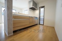 同仕様写真。家族とコミュニケーションを取りやすい対面式キッチン。勝手口からは光が差し込み、換気もしやすく便利。