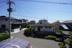 日差しが遮られないように隣家との間に距離を設けています。住宅地ですのでご近所様とコミュニケーション取りやすい距離感が良いですね。