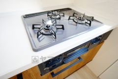 複数の調理を一度に行うことができる3口コンロ。効率よくお料理が出来ます。毎日のお料理も楽しくなりますね＾＾