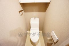 壁リモコンタイプのウォシュレット付き。すっきりした見た目で、トイレ奥の掃除もしやすいです。
