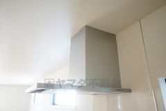 お手入れが簡単なスリム型レンジフードです。調理により発生する油煙や臭いを吸い込み、屋外へ排気してくれます。