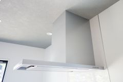 お手入れが簡単なスリム型レンジフードです。調理により発生する油煙や臭いを吸い込み、屋外へ排気してくれます。