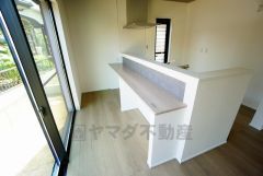 温かみのある雰囲気と、キッチンでの作業性を兼ね備え、家族の笑顔あふれる団らんのひと時をお過ごしいただける設計になっています。