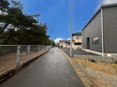 住人以外の車の進入も少なく、小さなお子様を持つご家庭にも安心です。落ち着いた住宅地内で快適な生活を実現してみませんか。