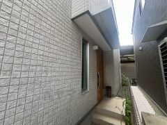 家の顔となる玄関扉がかっこいいと、たくさんの人を招き入れたくなりますね＾＾奥まって設置されており、雨にも濡れにくくなっています。