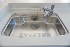 同仕様写真。大きなお鍋も楽々洗える幅の広いシンクです＾＾ステンレスシンクなので簡単にお掃除できますよ。洗剤やスポンジもすっきりできる収納付き。