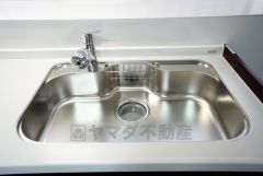 広々としたステンレスシンクには、洗剤やスポンジを収納出来るラック付き。広さも確保しているので、大きなお鍋も洗いやすいです。