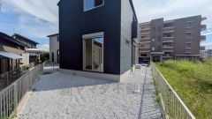 お子様と公園に行けない日も、のびのびお庭で遊べるのがうれしいですね。ガーデニングやお子様のプールなど大活躍です＾＾