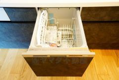 食後の時間にゆとりを与えてくれる食器洗い乾燥機。操作ボタンも上面にあるので、腰をかがめずに操作が楽々。