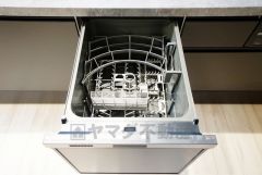 食事の後の手間を解消する食器洗い乾燥機付。冬場の洗い物で手荒れの悩みもなくなります。