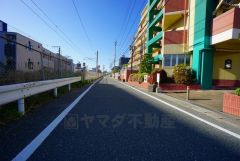 前面道路は広く、車同士がすれ違うスペースが十分にあります。落ち着いた住宅地内で快適な生活を実現してみませんか＾＾