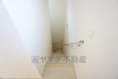 小さなお子様やご高齢の方でも安心できる、手すり付き階段。段差も低めで設定されており、安全性にも優れています。