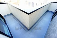 同仕様写真。バルコニーは2部屋より出られて便利。暖かな陽射しがたっぷり差し込みます。