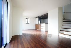 リビングは広々とした設計で、家族が集い、寛ぐ暮らしの空間を演出しています。思い思いの時間を過ごしたり、家族みんなで食事をしたり、素敵な団らんの場になりますね。