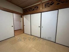 居心地も良い和室は、ワークスペースとしても有効。お仕事を頑張ってちょっと疲れたら、畳に寝転がることもできますね。