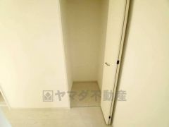 2階の廊下にも収納を確保。各居室に入りきれなかった荷物や、2階で使用する日用品のストック置き場に便利です。