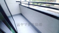 陽当たりの良いバルコニーです。お洗濯やお布団干しはもちろん、日光浴スペースにも。足元は防水工事施工済です。