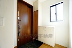 たっぷり収納できるシューズボックスです。家族全員の靴がきれいに整頓できます。棚の上にお花や写真を飾っても良いですね。