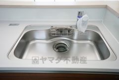 広々としたステンレスシンクには、洗剤やスポンジを収納出来るラック付き。広さも確保しているので、大きなお鍋も洗いやすいです。