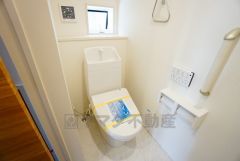 温水洗浄機付トイレです。節水機能もあるので、安心して使えますね。もちろん、1階2階の2ヶ所にトイレがあるので、忙しい朝にもゆとりができますね。