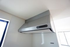 お手入れが簡単なスリム型レンジフードです。調理により発生する油煙や臭いを吸い込み、屋外へ排気してくれます。