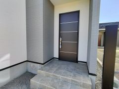 家の顔となる玄関扉がかっこいいと、たくさんの人を招き入れたくなりますね＾＾奥まって設置されており、雨にも濡れにくくなっています。