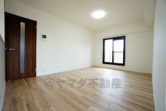 リビングは広々とした設計で、家族が集い、寛ぐ暮らしの空間を演出しています。思い思いの時間を過ごしたり、家族みんなで食事をしたり、素敵な団らんの場になりますね。