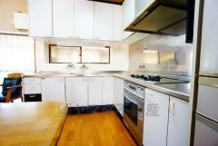 作業スペースが広く料理がしやすいコの字型キッチンです。収納スペースも多いので、ホットプレートや圧力鍋といった大きめの調理家電も楽々収納出来ます。