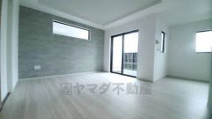 大きな窓のあるリビングは、陽光あふれる明るい空間です。居心地良く、ご家族皆がゆったり寛げる憩いの空間となりそうです。