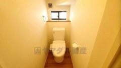 温水洗浄機付トイレです。節水機能もあるので、安心して使えますね。もちろん、1階2階の2ヶ所にトイレがあるので、忙しい朝にもゆとりができますね。