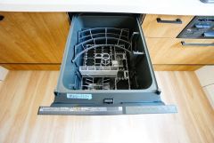 食事の後の手間を解消する食器洗い乾燥機付。冬場の洗い物で手荒れの悩みもなくなります。手洗いよりも節約できて便利。