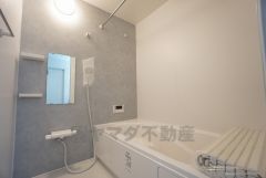 同仕様写真。1日の疲れを癒すくつろぎのバスルーム。足を伸ばしてもゆったりと入れるサイズです。お子様と一緒にお風呂に入っても狭くないですね^^