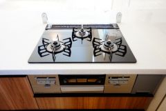 複数の調理を一度に行うことができる3口コンロ。効率よくお料理が出来ます。毎日のお料理も楽しくなりますね＾＾