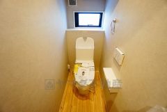 温水洗浄機付トイレです。節水機能もあるので、安心して使えますね。もちろん、1階2階の2ヶ所にトイレがあるので、忙しい朝にもゆとりができますね。