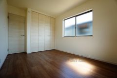 同仕様写真。暖かい日差しが差し込む洋室。たっぷり収納できるクローゼット付きでお部屋の中をすっきりと快適に保てます。