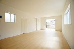 大きな掃き出し窓のあるリビングは、陽光あふれる明るい空間です。ゆったりと寛げる憩いの場となりそうです。