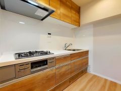 部屋の端に位置する壁付けキッチンは、デッドスペースができにくく、リビング・ダイニングを無駄なく広く活用できます。