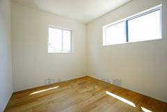 2面採光を確保した明るい室内は、風通しも良く、大変居心地の良い空間となっております。爽やかな風を感じて起きる朝は、快適生活の始まりに。
