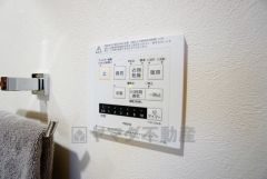 雨の日の洗濯も安心できる浴室暖房乾燥機付き浴室。リモコンで操作もボタン1つで簡単。