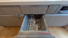 食事の後の手間を解消する食器洗い乾燥機付。冬場の洗い物で手荒れの悩みもなくなります。