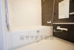 1日の疲れを癒すくつろぎのバスルーム。足を伸ばしてもゆったりと入れるサイズです。お子様と一緒にお風呂に入っても狭くないですね^^