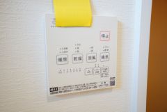 浴室暖房乾燥機付き。天候に左右されず、いつでも好きなときに洗濯物を干せるので、仕事や家事で忙しい方に重宝します。