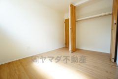 暖かい日差しが差し込む洋室。たっぷり収納できるクローゼット付きでお部屋の中をすっきりと快適に保てます。