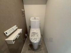 壁リモコンタイプのウォシュレット付き。すっきりした見た目で、トイレ奥の掃除もしやすいです。