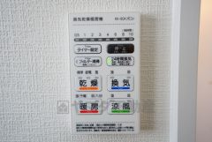 雨の日の洗濯も安心できる浴室暖房乾燥機付き浴室。リモコンで操作もボタン1つで簡単。